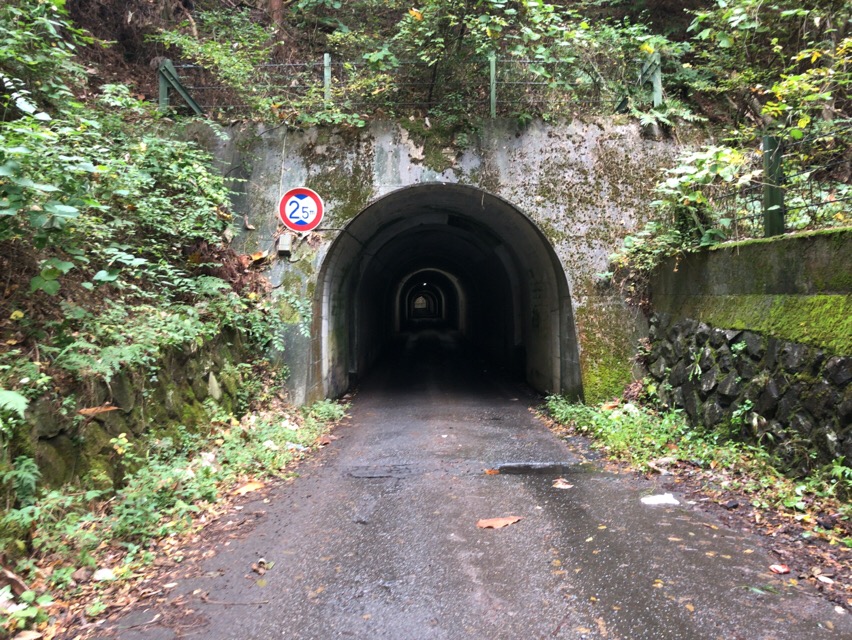 沓沢湖のトンネル