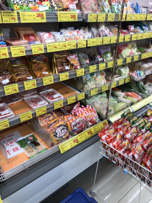 松本高宮西店の食品（ 肉と野菜）コーナー