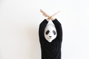 ダメなサインをするパンダ