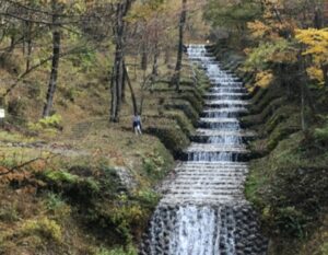 芸術的な牛伏川フランス式階段工