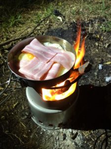 ベーコンエッグを調理する様子