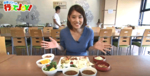 レポートする汾陽美樹アナウンサー