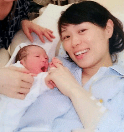 小林知美さんと赤ちゃん