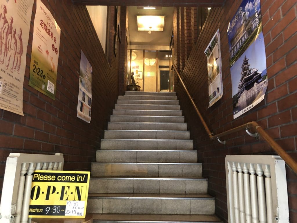 翁堂喫茶室（入口への階段）