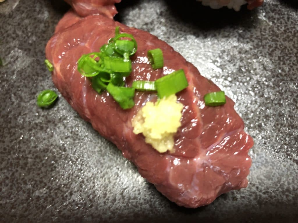 肉厚の馬肉寿司