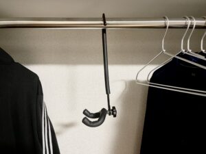 吊り下げ型のギターハンガー