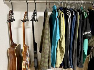 吊り下げ型ギターハンガーが優秀すぎる話 壁に穴を開けずクローゼットに収納可 ショギョウムジョウ 吊り下げ型ギターハンガーが優秀すぎる話 壁に穴を開けずクローゼットに収納可 ショギョウムジョウ