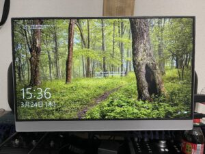 電源を入れた状態のkksmart「モバイルモニター（15.6インチ）」
